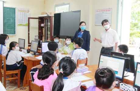 Giám đốc Sở GD- ĐT thăm hỏi học sinh lớp 5 trong ngày đầu các em nhập học trực tiếp.