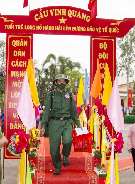 Tân binh huyện Long Hồ hăng hái lên đường bảo vệ Tổ quốc.