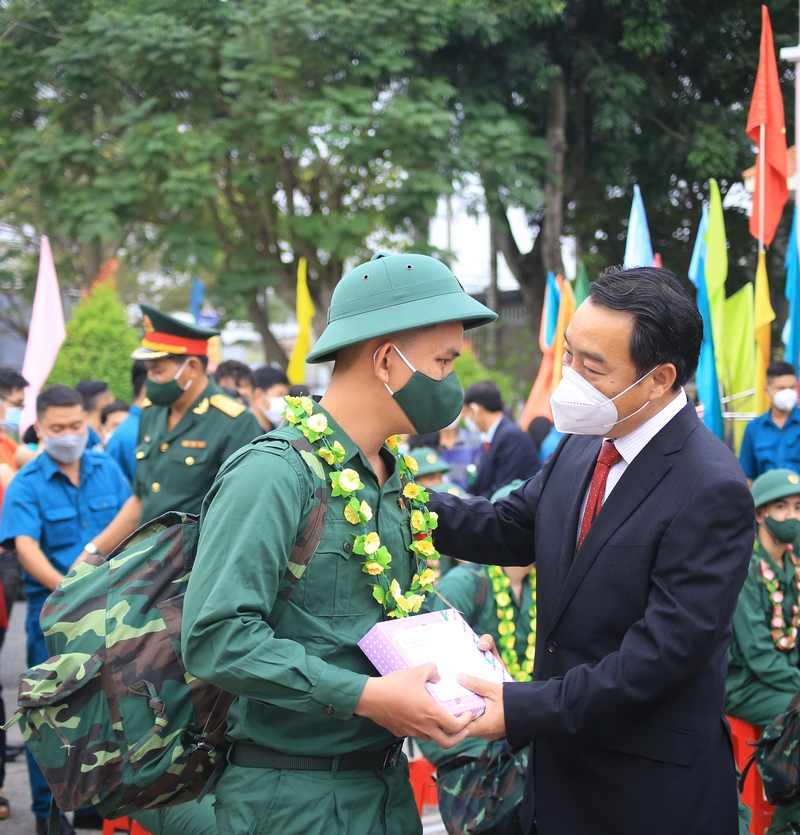 Phó Bí thư Tỉnh ủy, Chủ tịch UBND tỉnh Vĩnh Long- Lữ Quang Ngời tặng quà tân binh TP Vĩnh Long.