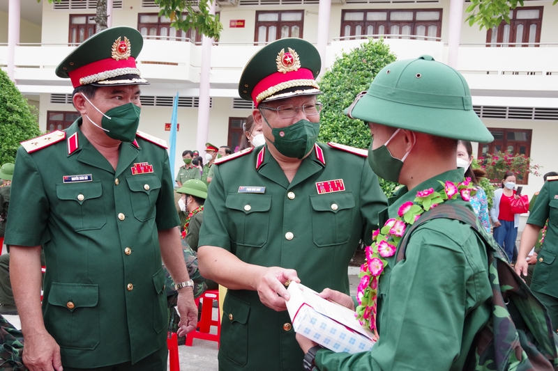Thượng tướng Phạm Hoài Nam- Ủy viên BCH Trung ương Đảng, Thứ trưởng Bộ Quốc phòng (giữa) và Trung tướng Nguyễn Xuân Dắt- Tư lệnh Quân khu 9 tặng quà, động viên tân binh TP Vĩnh Long.