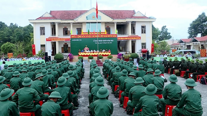 Lễ giao nhận quân tại huyện Bình Tân. Huyện hoàn thành chỉ tiêu tuyển chọn và gọi 125 công dân nhập ngũ, trong đó có 28 công dân thực hiện nghĩa vụ công an.