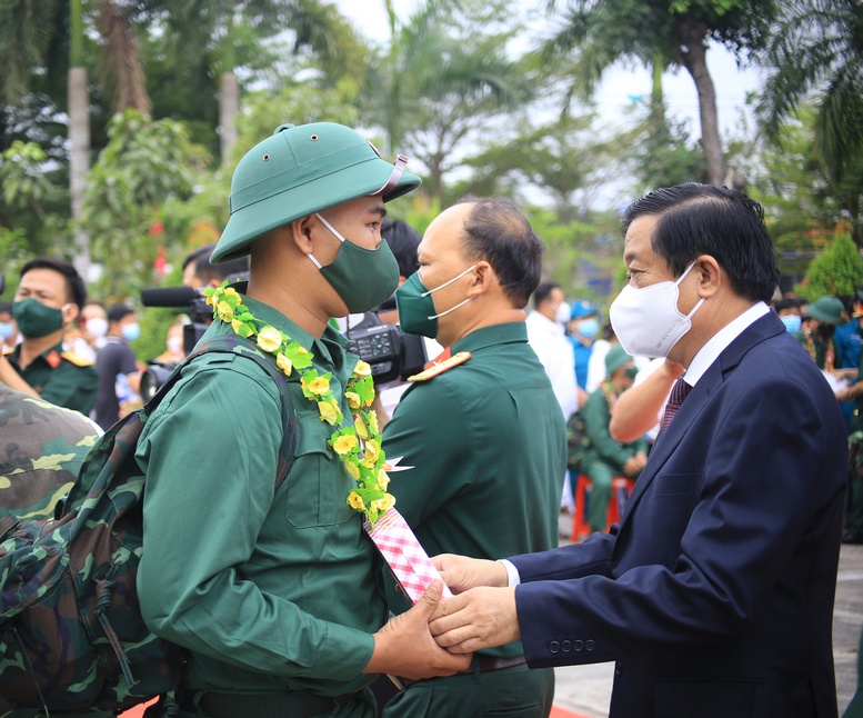 Đồng chí Bùi Văn Nghiêm- Ủy viên BCH Trung ương Đảng, Bí thư Tỉnh ủy Vĩnh Long tặng quà tân binh TP Vĩnh Long.