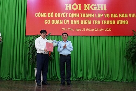  Đồng chí Trần Cẩm Tú trao quyết định và chúc mừng đồng chí Nguyễn Thanh Sơn, Vụ trưởng Vụ Địa bàn VIII.