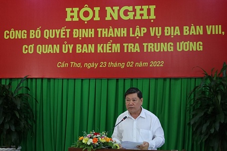  Đồng chí Trần Văn Rón công bố Quyết định số 390 của UBKT Trung ương về việc thành lập Vụ Địa bàn VIII, Cơ quan UBKT Trung ương.