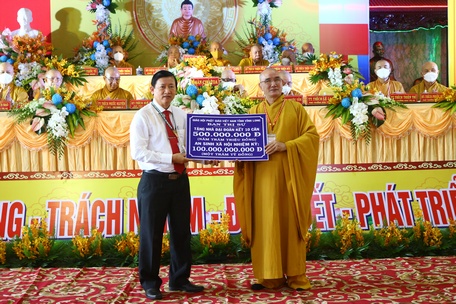 Chủ tịch Ủy ban MTTQ Việt Nam tỉnh- Hồ Văn Huân tiếp nhận ủng hộ từ Ban Trị sự Giáo hội Phật giáo Việt Nam tỉnh.