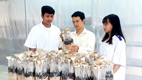 Thầy Phạm Xuân Phong- giảng viên Khoa Nông nghiệp- Thủy sản, hướng dẫn nhóm thực hiện ý tưởng khởi nghiệp.