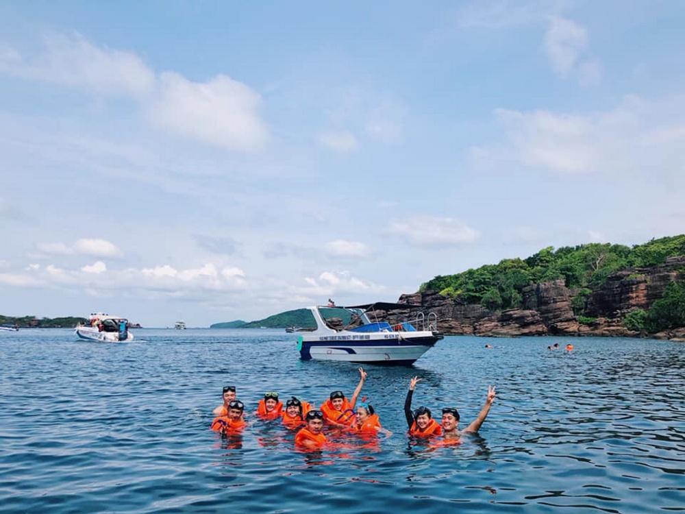 Tàu lướt nhanh trên mặt biển, đưa du khách khám phá hàng chục hòn đảo hoang sơ nằm rải rác quanh đảo chính, lặn ngắm san hô tuyệt đẹp.