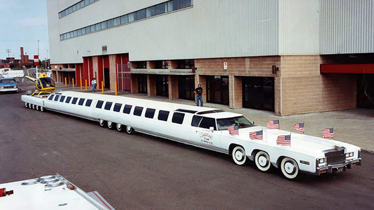 Chế tạo lần đầu tiên vào năm 1986 tại Burbank, California, Mỹ, dài 18,28 m, có 26 bánh xe và một cặp động cơ V8 ở phía trước và phía sau.
