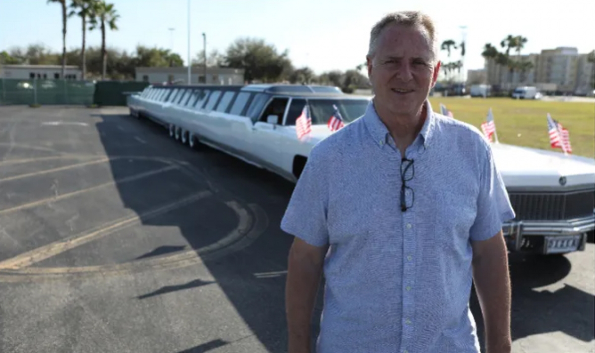 Jay Ohrberg là người phục chế, kéo dài chiếc xe thành 30,54 m như hiện tại. Chiếc xe này có thể chứa đến 12 chiếc xe ô tô Smart Fortwo.
