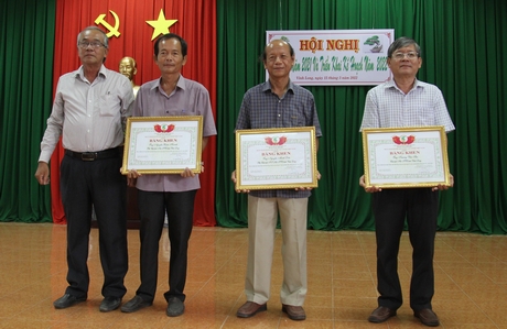 Các cá nhân nhận bằng khen của Trung ương Hội Sinh vật cảnh Việt Nam.