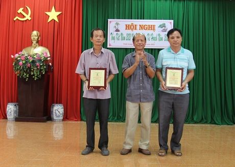 Ông Trương Văn Sáu- Chủ tịch Hội Sinh vật cảnh tỉnh Vĩnh Long trao quyết định công nhận “Vườn sinh vật cảnh tiêu biểu cấp tỉnh” cho 2 nhà vườn ở huyện Tam Bình.