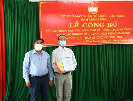 Phó Chủ tịch Ủy ban MTTQ Việt Nam tỉnh- Trần Thanh Lâm trao quyết định về chuyển giao ứng dụng đề tài đóng góp của đồng bào các tôn giáo tỉnh Vĩnh Long.