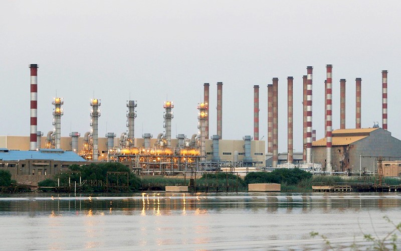 Nhà máy lọc dầu Abadan của Iran. (Ảnh REUTERS)