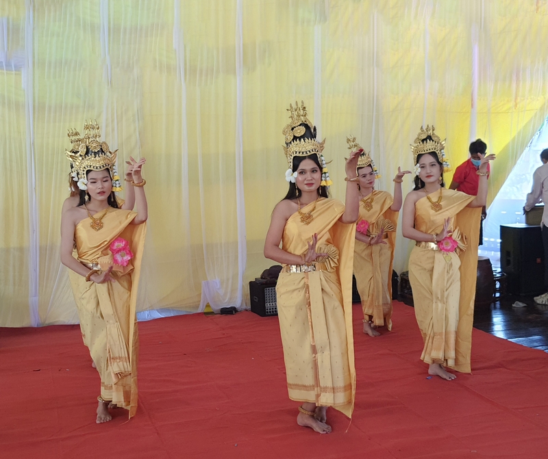 Tại chùa Xiêm Cán, du khách được thưởng thức phần trình diễn nhạc ngũ âm và điệu múa đặc trưng của đồng bào Khmer.