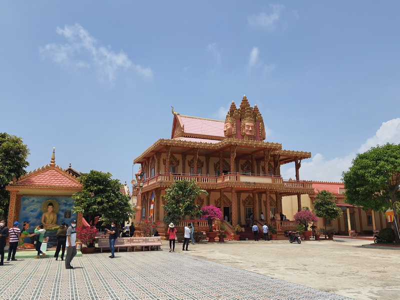 Bạc Liêu là nơi hội tụ văn hóa của ba dân tộc Kinh- Hoa- Khmer, được thể hiện qua những công trình văn hóa độc đáo. Trong ảnh: Chùa Xiêm Cán- một trong những ngôi chùa Khmer lớn nhất trong hệ thống chùa Khmer ở Nam Bộ. 