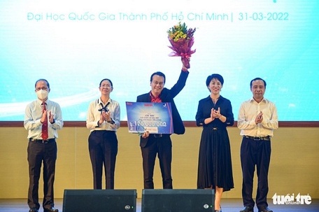  TS Đào Lê Hòa An, chủ nhân dự án JOBWAY, nhận được giải thưởng đặc biệt 100 triệu đồng - Ảnh: Q.ĐỊNH