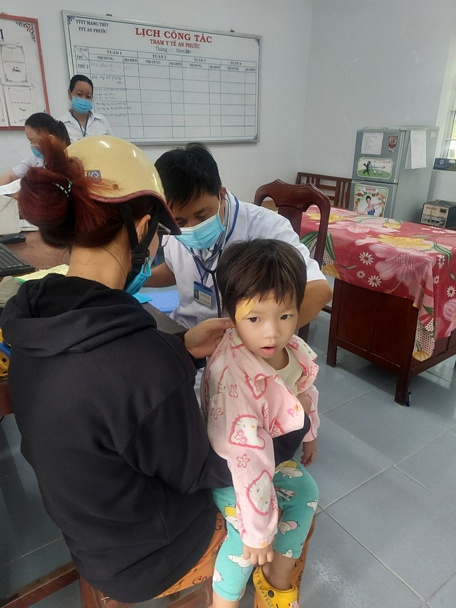 Người dân đến khám bệnh tại Trạm Y tế xã An Phước- Mang Thít.