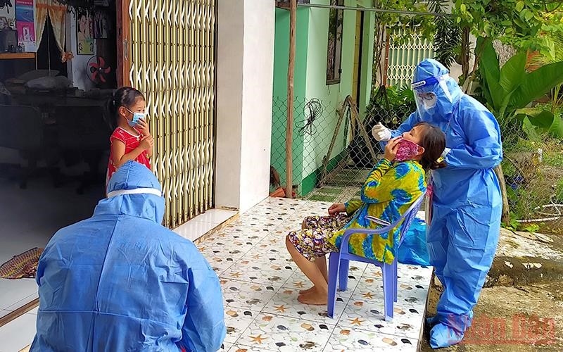 Lực lượng y tế lưu động phường 8, thành phố Cà Mau hoạt động tích cực vào cao điểm dịch bùng phát tại Cà Mau.