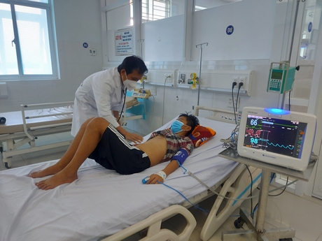 Bác sĩ Trần Chí Công thăm khám cho bệnh nhi bị sốc do SXH nặng.
