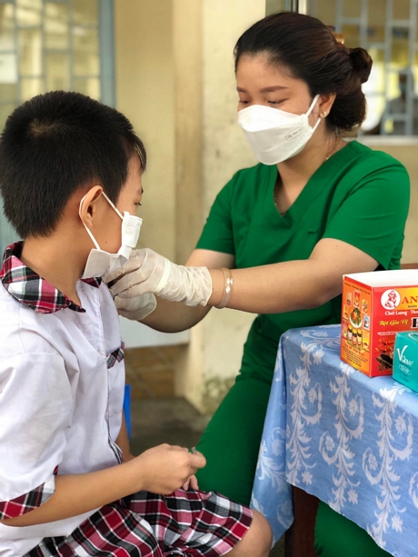 Tiêm vắc xin cho học sinh lớp 2 và lớp 3 tại Trường Tiểu học Thanh Đức (xã Thanh Đức- Long Hồ) vào sáng 12/5.