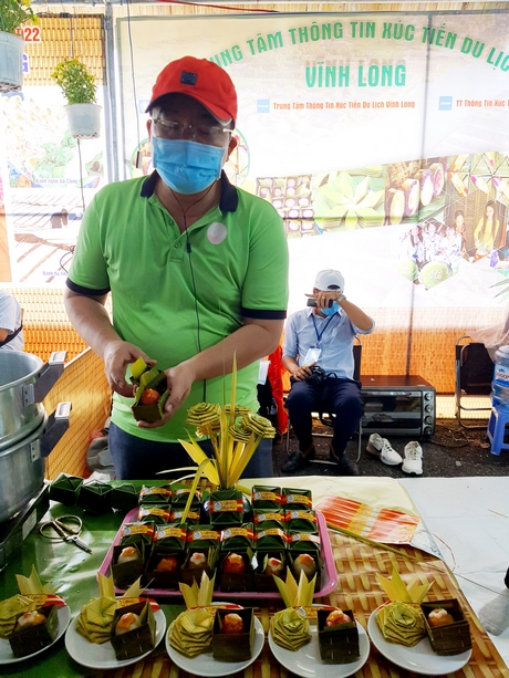 Anh Nguyễn Thanh Việt giới thiệu món bánh làm từ khoai lang Vĩnh Long tại Lễ hội Bánh dân gian Nam Bộ.