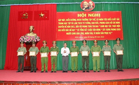 Đồng chí Lê Minh Đức- Phó Trưởng Ban Tuyên giáo Tỉnh ủy trao giấy khen cho các tập thể, cá nhân có thành tích xuất sắc.