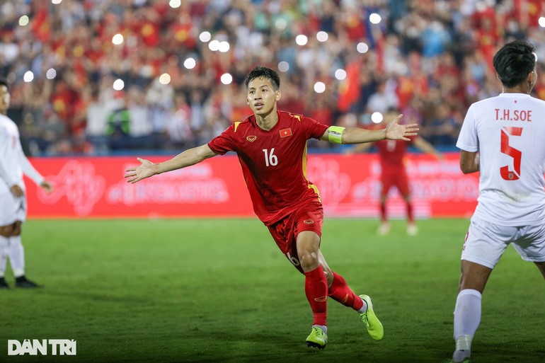 Hùng Dũng một lần nữa trở thành người hùng của U23 Việt Nam (Ảnh: Hoàng Việt/ Báo điện tử Dân trí).
