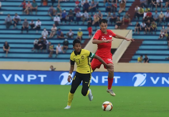  U23 Singapore (áo đỏ) không thể bảo toàn lợi thế dẫn trước - Ảnh: FAM