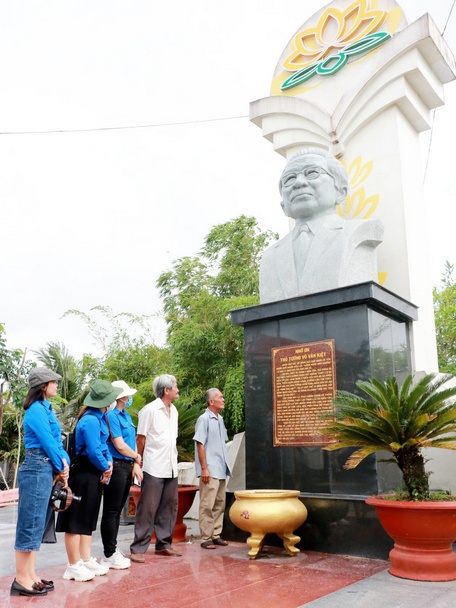 Tham quan bia tưởng niệm cố Thủ Tướng Võ Văn Kiệt.