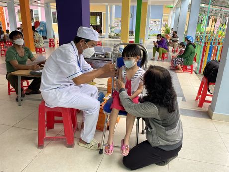 Trẻ em 5 tuổi tiêm vắc xin ngừa COVID-19 vào sáng 3/6 tại Trường Mầm non Cái Ngang (Tam Bình).