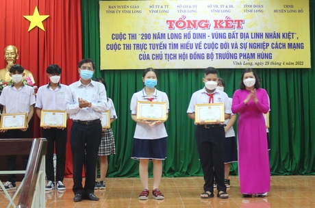 Các em học sinh đạt giải cuộc thi Tìm hiểu về cuộc đời và sự nghiệp cách mạng của đồng chí Phạm Hùng.