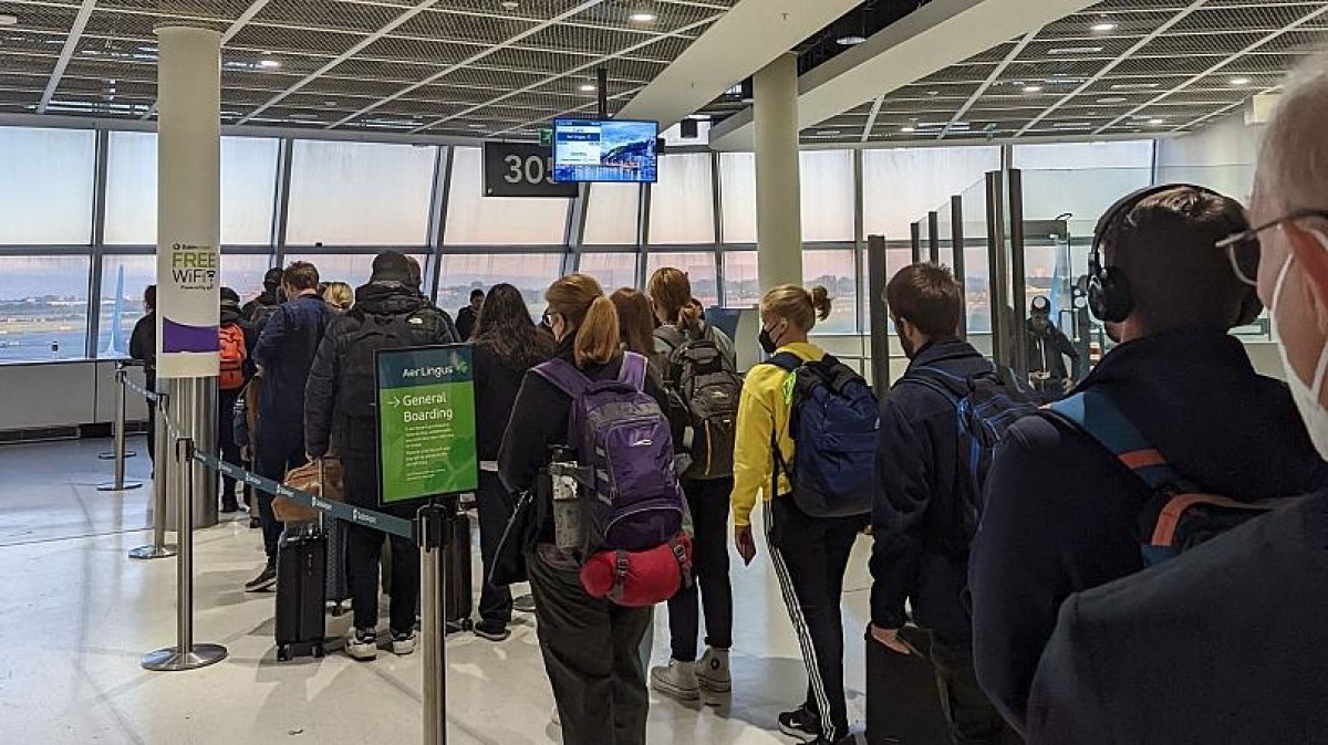 Rất nhiều hành khách đã bị lỡ chuyến bay do xếp hàng quá lâu ở sân bay Dublin, Ireland. Nguồn: Scott Brownlee