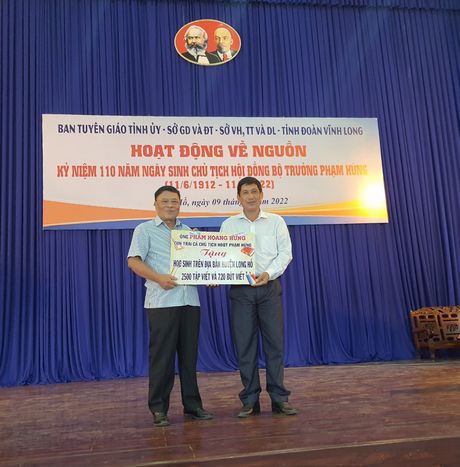  Đại diện lãnh đạo Sở GD- ĐT Long Hồ nhận quà tặng cho học sinh của huyện từ gia đình Chủ tịch HĐBT Phạm Hùng.