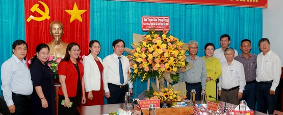 Đồng chí Phan Xuân Thủy- Phó Trưởng Ban Tuyên giáo Trung ương đến thăm, tặng hoa chúc mừng Đài Phát thanh- Truyền hình Vĩnh Long.