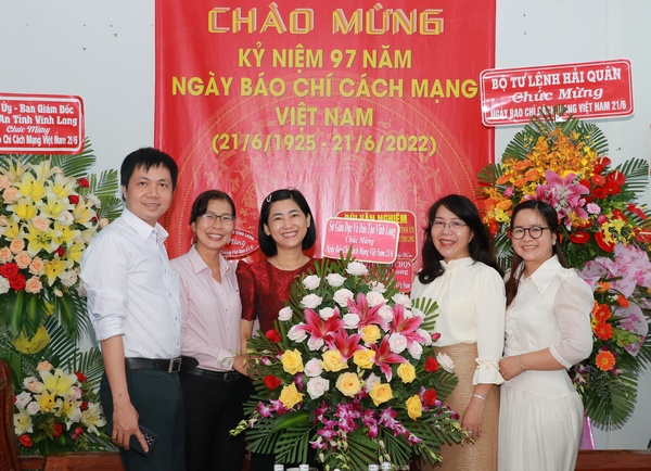 Phó Tổng Biên tập Lê Ngọc Thúy nhận hoa chúc mừng từ Sở GD- ĐT.