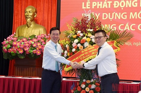 Đồng chí Võ Văn Thưởng, Ủy viên Bộ Chính trị, Thường trực Ban Bí thư tặng hoa chúc mừng những người làm báo cả nước nhân kỷ niệm 97 năm Ngày Báo chí cách mạng Việt Nam.