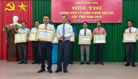 Ông Lê Minh Đức- Phó Trưởng Ban trực Ban Tuyên giáo Tỉnh ủy, Phó Trưởng BTC hội thi trao giải nhất cho thí sinh Trần Công Tạo.