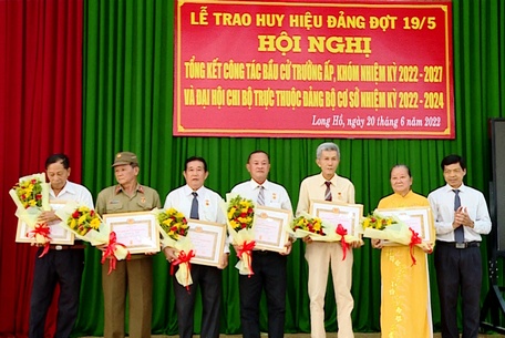 Đồng chí Lê Phi Long- Phó Bí thư Thường trực Huyện ủy trao huy hiệu Đảng cho các đồng chí cao niên tuổi Đảng.