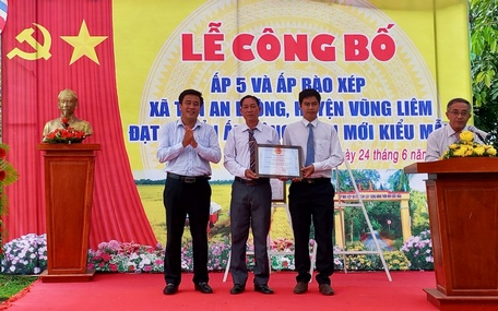 Ông Bùi Tấn Đảm- Phó Chủ tịch UBND huyện Vũng Liêm trao bằng công nhận ấp 5 đạt chuẩn ấp NTM kiểu mẫu năm 2021.