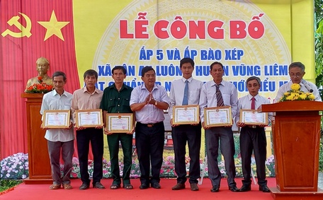 Ông Lê Anh Nghĩa- Phó Bí thư Thường trực Huyện ủy trao giấy khen của Chủ tịch UBND huyện cho 2 tập thể và các cá nhân có thành tích tiêu biểu trong xây dựng ấp NTM kiểu mẫu.