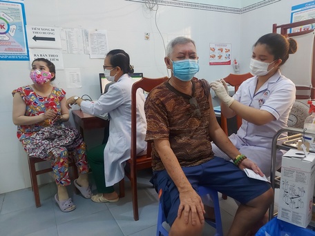 Tiêm vắc xin mũi 4 cho người cao tuổi ở xã Thanh Đức- Long Hồ.