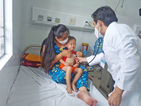 Bệnh nhi điều trị sốt xuất huyết tại Bệnh viện Đa khoa tỉnh Vĩnh Long.