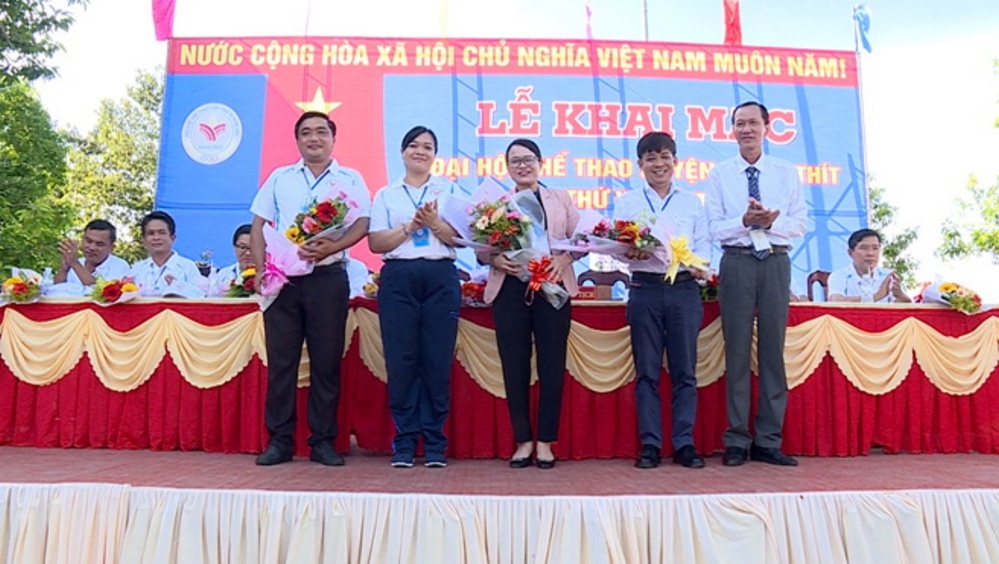 Lãnh đạo huyện Mang Thít tặng hoa cảm ơn các nhà tài trợ.