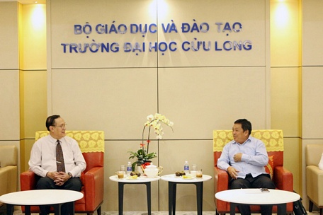 TS. Nguyễn Thanh Dũng- Phó Hiệu trưởng Trường ĐH Cửu Long giới thiệu với đoàn công tác Lào về Trường ĐH Cửu Long