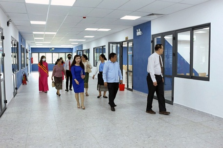 Đoàn công tác của Sở Giáo dục và Thể thao Thủ đô Vientiane tham quan Trường ĐH Cửu Long.