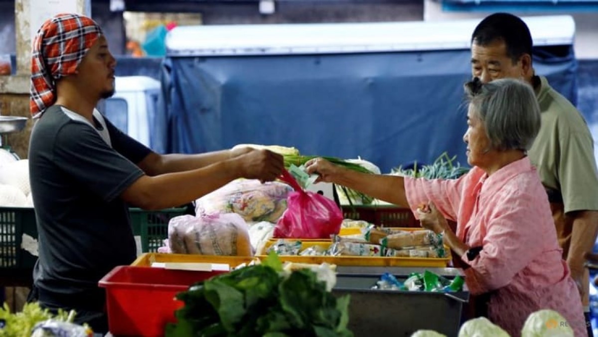 Người dân mua rau tại chợ dân sinh ở Klang, ngoại ô Kuala Lumpur, Malaysia. (Ảnh: Lai Seng Sin/Reuters).