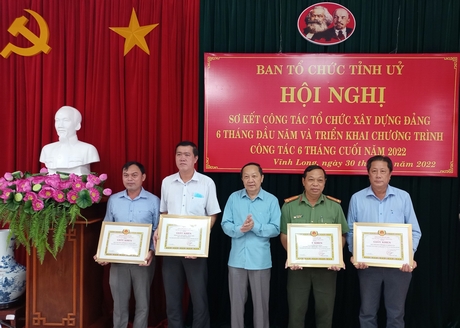 Đồng chí Nguyễn Thành Thế- Phó Bí thư Thường trực Tỉnh ủy trao giấy khen cho 4 tập thể có thành tích trong công tác tổ chức xây dựng Đảng năm 2021.