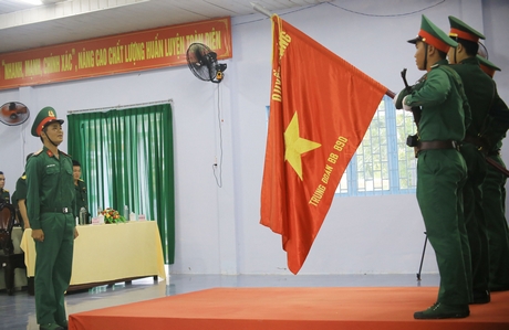 Chiến sĩ Ngô Hoàng Giang tuyên thệ trước Quân kỳ Quyết thắng.