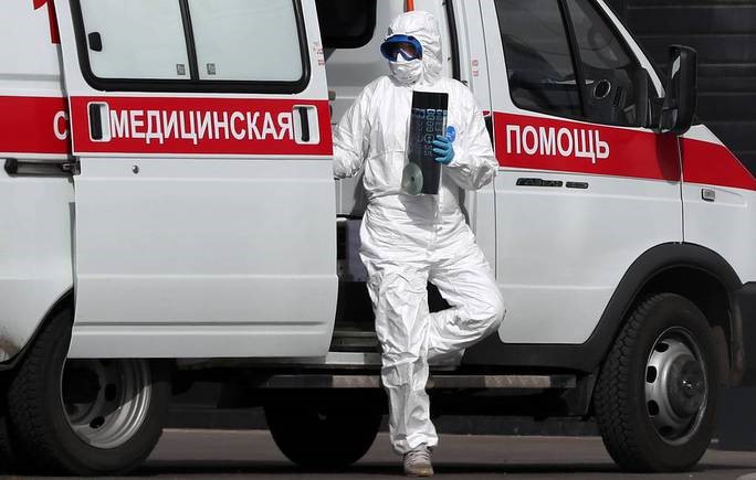 Nhân viên y tế Nga mặc trang phục phòng hộ khi làm nhiệm vụ - Ảnh: TASS