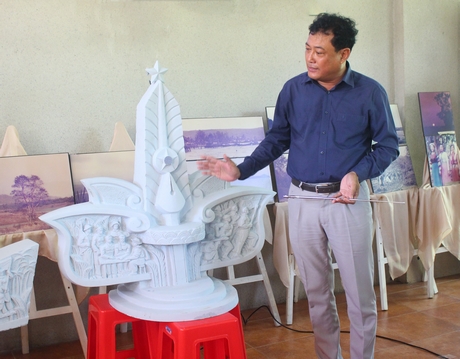 Họa sĩ Thạch Bồi- Phó Giám đốc Sở Văn hóa, Thể thao và Du lịch tỉnh Trà Vinh trình bày phác thảo cụm bia, tượng đài.